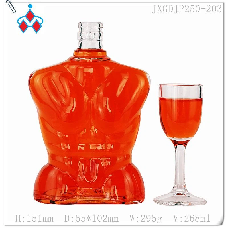 Prázdná skleněná láhev jedinečného tvaru